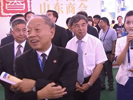 领导参观展馆